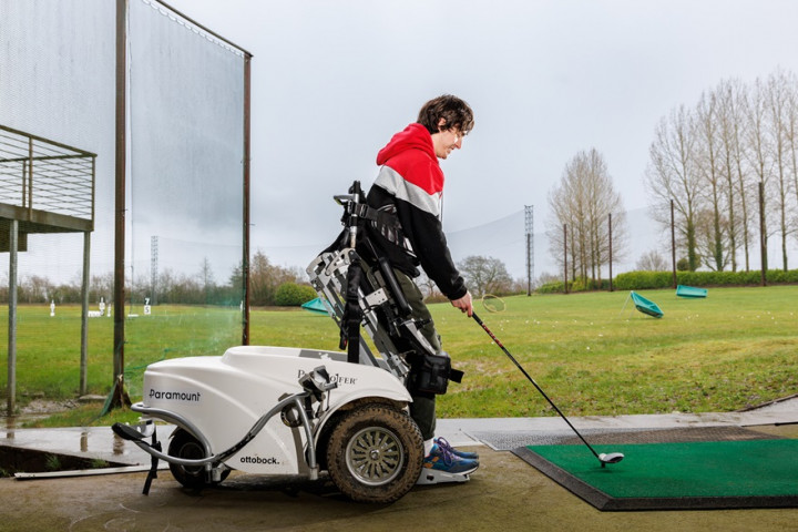 Chiếc xe lăn đặc biệt này cho phép người khuyết tật đứng dậy chơi golf an toàn