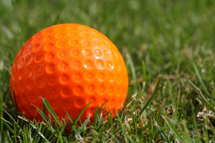 Nghiên cứu chứng minh bóng golf màu cam có thể mang lại điểm số tốt hơn