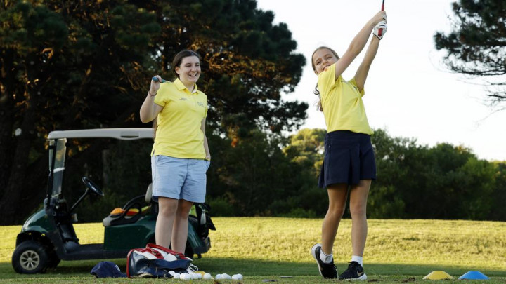Nhiều trẻ em gái thích học chơi golf nhờ chương trình học bổng miễn phí tại Australia