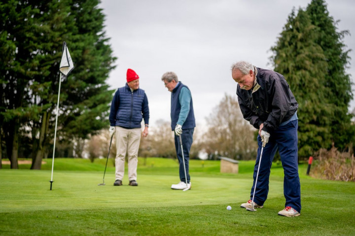 Chơi golf có thể liên quan làm tăng nguy cơ mắc bệnh xơ cứng teo cơ một bên
