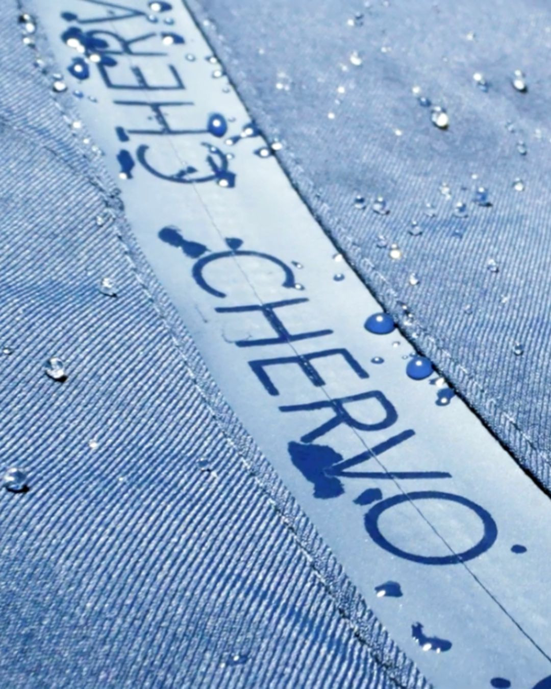Bề mặt chống nước, sản phẩm của Chervo không chỉ bảo vệ người mặc khỏi nước và bẩn mà còn duy trì thoáng khí.